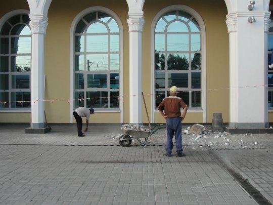 На здании ж/д вокзала Славянска обрушился карниз. Жертв нет (фото) - фото 1 На здании ж/д вокзала Славянска обрушился карниз. Жертв нет (фото) - фото 1