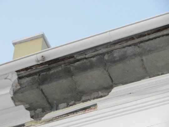 На здании ж/д вокзала Славянска обрушился карниз. Жертв нет (фото) - фото 1 На здании ж/д вокзала Славянска обрушился карниз. Жертв нет (фото) - фото 1