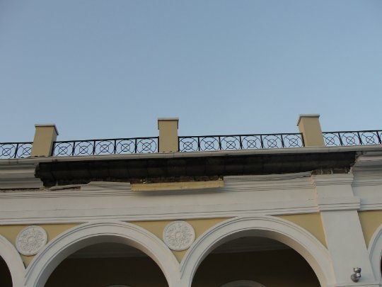 На здании ж/д вокзала Славянска обрушился карниз. Жертв нет (фото) - фото 1 На здании ж/д вокзала Славянска обрушился карниз. Жертв нет (фото) - фото 1