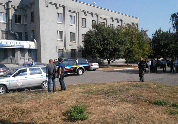 Невідомий повідомив про замінування райвідділу міліції у Полтаві (фото) - фото 1 Невідомий повідомив про замінування райвідділу міліції у Полтаві (фото) - фото 1