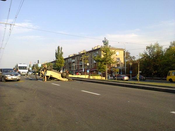 В Донецке «Крайслер» с боевиками перевернул «девятку» и протаранил троллейбус (ФОТО) (фото) - фото 2 В Донецке «Крайслер» с боевиками перевернул «девятку» и протаранил троллейбус (ФОТО) (фото) - фото 2