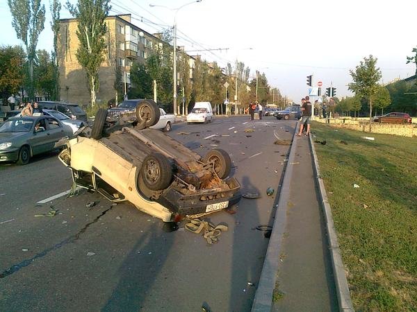 В Донецке «Крайслер» с боевиками перевернул «девятку» и протаранил троллейбус (ФОТО) (фото) - фото 5 В Донецке «Крайслер» с боевиками перевернул «девятку» и протаранил троллейбус (ФОТО) (фото) - фото 5
