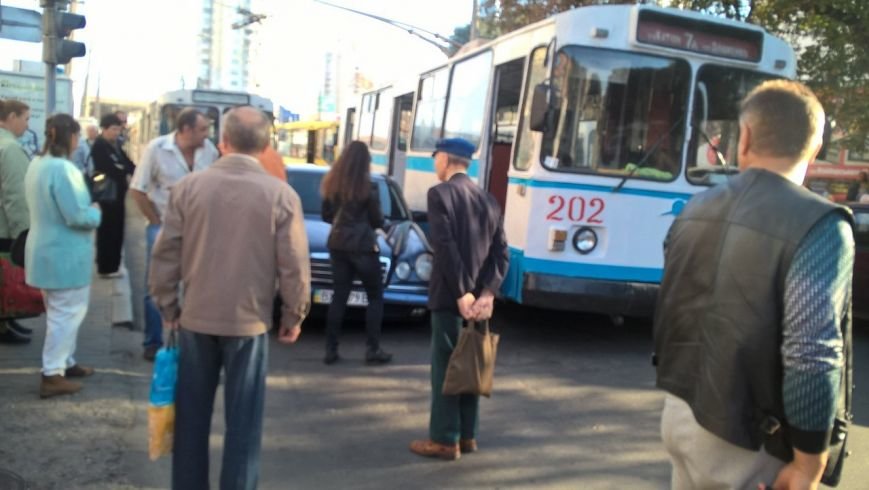 У центрі міста проїжджу смугу не поділили «мерседес» та тролейбус (Фото) (фото) - фото 2 У центрі міста проїжджу смугу не поділили «мерседес» та тролейбус (Фото) (фото) - фото 2