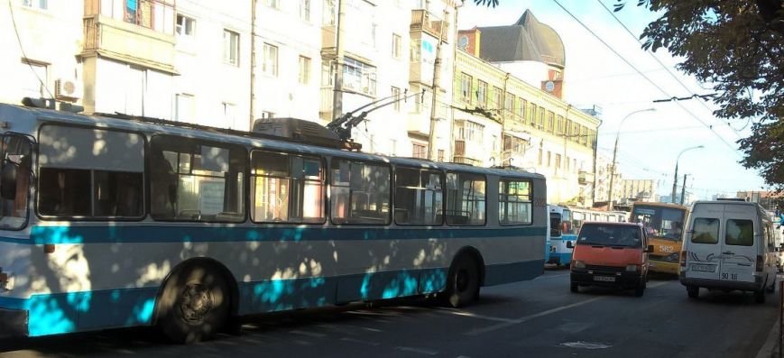 У центрі міста проїжджу смугу не поділили «мерседес» та тролейбус (Фото) (фото) - фото 1 У центрі міста проїжджу смугу не поділили «мерседес» та тролейбус (Фото) (фото) - фото 1