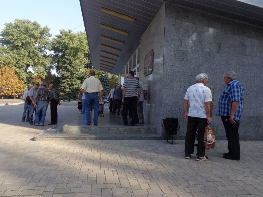 Шахта «Красноармейская-Западная №1» начала выдачу денежных средств шахтерам-пенсионерам (фото) - фото 2 Шахта «Красноармейская-Западная №1» начала выдачу денежных средств шахтерам-пенсионерам (фото) - фото 2