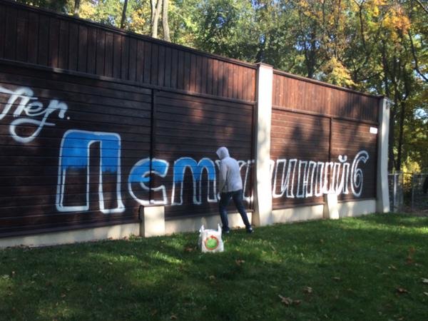 В Харькове активисты «Азова» штурмуют дом Добкина В Харькове активисты «Азова» штурмуют дом Добкина