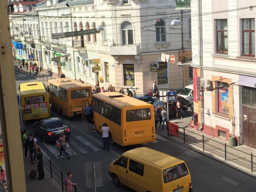 У центрі Тернополя зіткнулися маршрутки (фотофакт) (фото) - фото 1 У центрі Тернополя зіткнулися маршрутки (фотофакт) (фото) - фото 1