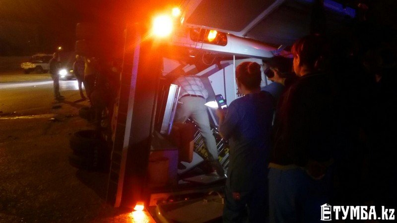 В результате аварии в Актау перевернулся автомобиль «скорой» помощи (фото) (фото) - фото 4
