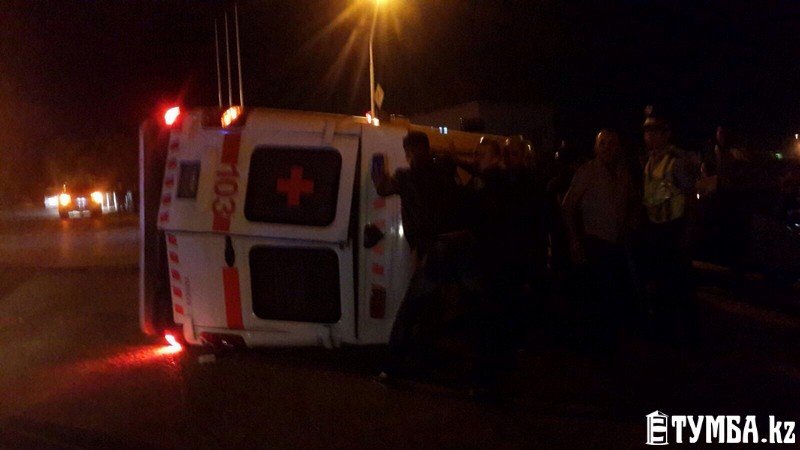 В результате аварии в Актау перевернулся автомобиль «скорой» помощи (фото) (фото) - фото 7