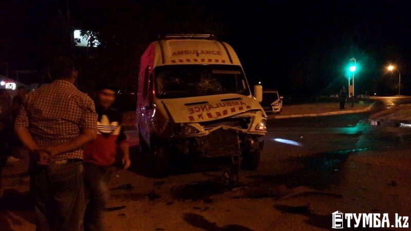 В результате аварии в Актау перевернулся автомобиль «скорой» помощи (фото) (фото) - фото 9
