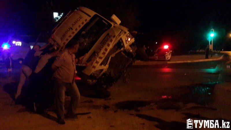 В результате аварии в Актау перевернулся автомобиль «скорой» помощи (фото) (фото) - фото 8
