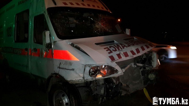 В результате аварии в Актау перевернулся автомобиль «скорой» помощи (фото) (фото) - фото 13