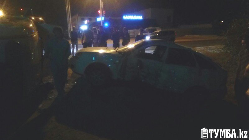 В результате аварии в Актау перевернулся автомобиль «скорой» помощи (фото) (фото) - фото 2