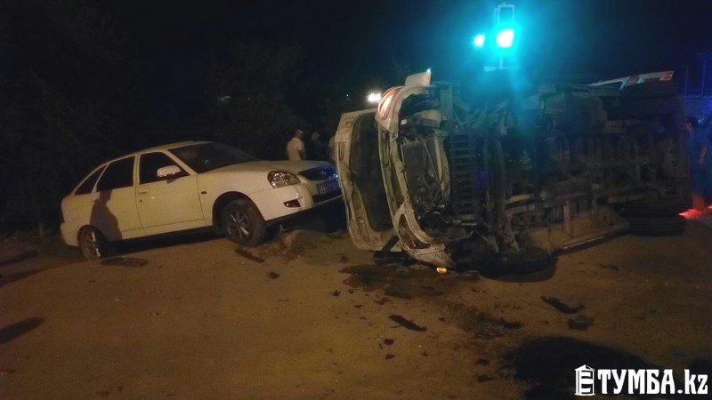 В результате аварии в Актау перевернулся автомобиль «скорой» помощи (фото) (фото) - фото 1