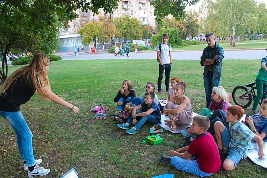 Уютный «Вечер под дубом» на Соборной площади Славянска (фото) - фото 1 Уютный «Вечер под дубом» на Соборной площади Славянска (фото) - фото 1