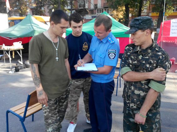 Минулої ночі 31-річний чоловік вибив вікна в будівлі Полтавської ОДА (ФОТО) (фото) - фото 2 Минулої ночі 31-річний чоловік вибив вікна в будівлі Полтавської ОДА (ФОТО) (фото) - фото 2