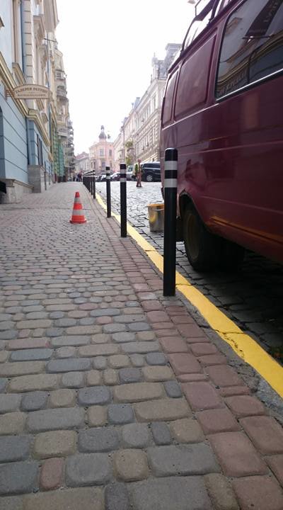 У Чернівцях наносять жовту розмітку в місцях заборони паркування (фото) - фото 1