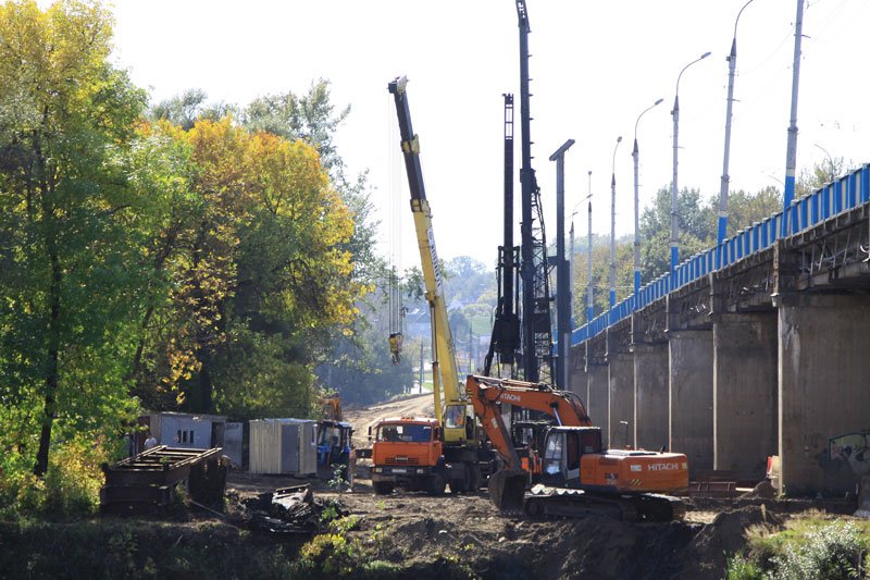 В Брянске установили более 60 опор для Первомайского моста