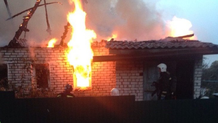 В Брянске на Некрасова сгорел дом: требуется помощь пострадавшей