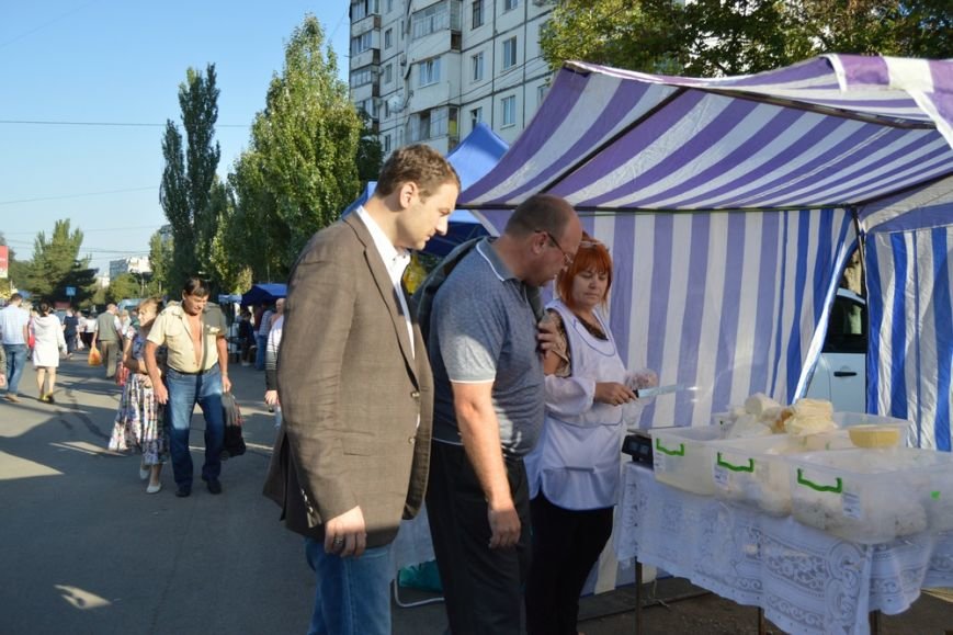 Бахарев: Первую после блокады Крыма сельхозярмарку в Симферополе люди покидали с полными сумками (ФОТО) (фото) - фото 1 Бахарев: Первую после блокады Крыма сельхозярмарку в Симферополе люди покидали с полными сумками (ФОТО) (фото) - фото 1