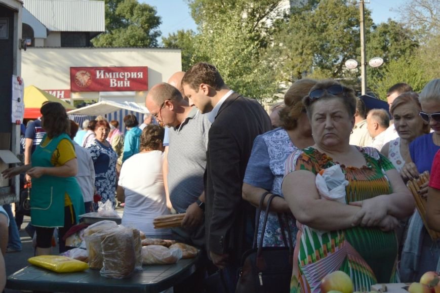 Бахарев: Первую после блокады Крыма сельхозярмарку в Симферополе люди покидали с полными сумками (ФОТО) (фото) - фото 6 Бахарев: Первую после блокады Крыма сельхозярмарку в Симферополе люди покидали с полными сумками (ФОТО) (фото) - фото 6