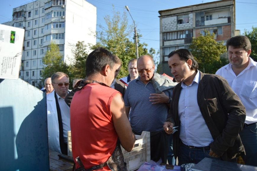 Бахарев: Первую после блокады Крыма сельхозярмарку в Симферополе люди покидали с полными сумками (ФОТО) (фото) - фото 2 Бахарев: Первую после блокады Крыма сельхозярмарку в Симферополе люди покидали с полными сумками (ФОТО) (фото) - фото 2