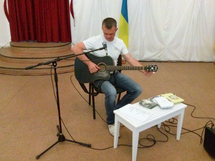 Поэт из Киева посетил защитников Мариуполя на передовой и подарил концерт жителям города (ФОТО) (фото) - фото 3 Поэт из Киева посетил защитников Мариуполя на передовой и подарил концерт жителям города (ФОТО) (фото) - фото 3