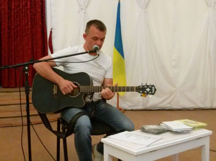 Поэт из Киева посетил защитников Мариуполя на передовой и подарил концерт жителям города (ФОТО) (фото) - фото 1 Поэт из Киева посетил защитников Мариуполя на передовой и подарил концерт жителям города (ФОТО) (фото) - фото 1