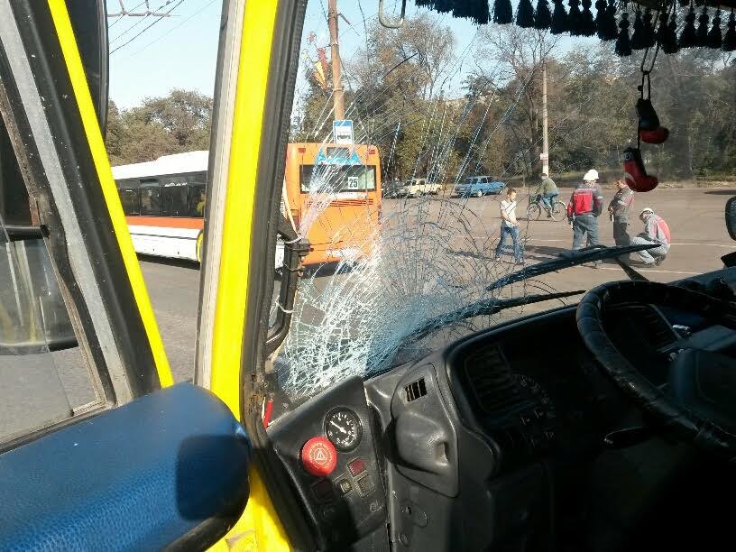 Водитель мариупольской маршрутки сбил насмерть человека на пешеходн... Водитель мариупольской маршрутки сбил насмерть человека на пешеходном переходе (ФОТО+ДОПОЛНЕНО) (фото) - фото 1