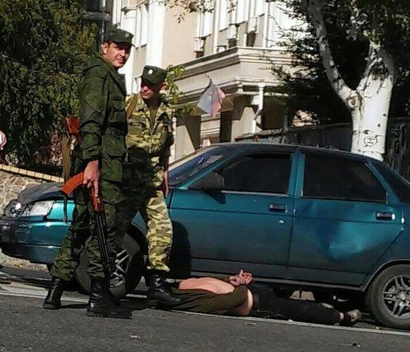 В центре Донецка боевики устроили разборки после ДТП (ФОТО) (фото) - фото 1 В центре Донецка боевики устроили разборки после ДТП (ФОТО) (фото) - фото 1