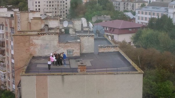 Міліціонери зірвали вечірку млодим людям, які хотіли пиячити на даху (фото) (фото) - фото 2 Міліціонери зірвали вечірку млодим людям, які хотіли пиячити на даху (фото) (фото) - фото 2
