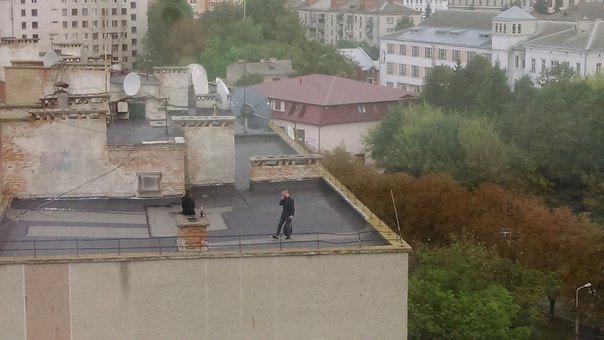 Міліціонери зірвали вечірку млодим людям, які хотіли пиячити на даху (фото) (фото) - фото 1 Міліціонери зірвали вечірку млодим людям, які хотіли пиячити на даху (фото) (фото) - фото 1