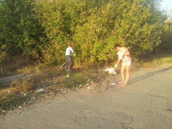 В двух микрорайонах Павлограда волонтеры собрали больше 40 мешков мусора (фото) - фото 1 В двух микрорайонах Павлограда волонтеры собрали больше 40 мешков мусора (фото) - фото 1