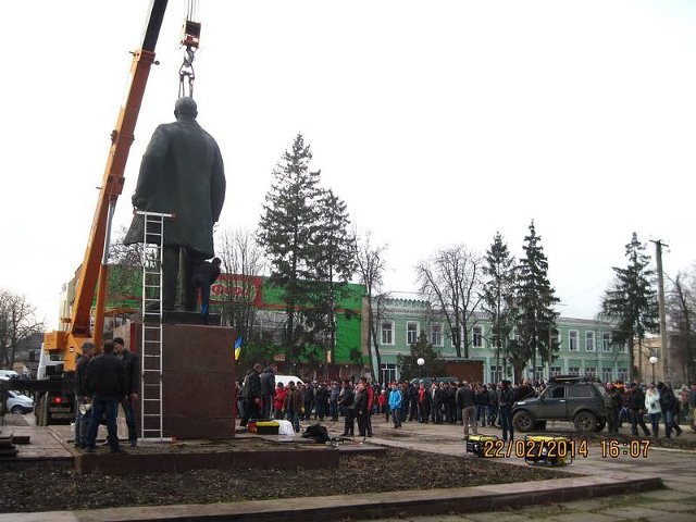 Куди зникають пам'ятники Леніну і що з'являється на їх місці (фото) - фото 14 Куди зникають пам'ятники Леніну і що з'являється на їх місці (фото) - фото 14