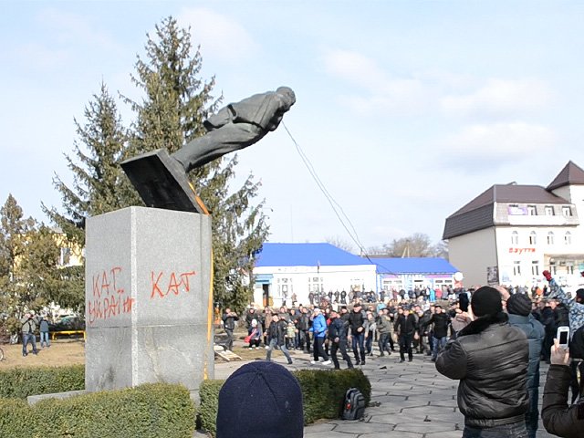 Куди зникають пам'ятники Леніну і що з'являється на їх місці (фото) - фото 3 Куди зникають пам'ятники Леніну і що з'являється на їх місці (фото) - фото 3