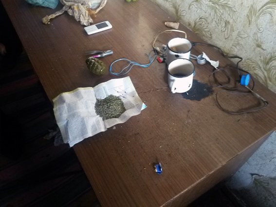 В Красноармейском районе находчивый внук решил припрятать боевую гранату и наркотики ... у бабушки (фото) - фото 1 В Красноармейском районе находчивый внук решил припрятать боевую гранату и наркотики ... у бабушки (фото) - фото 1