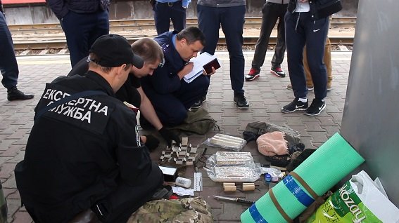 В Киеве милиция задержала военных, перевозивших оружие (ФОТО, ВИДЕО) (фото) - фото 2 В Киеве милиция задержала военных, перевозивших оружие (ФОТО, ВИДЕО) (фото) - фото 2