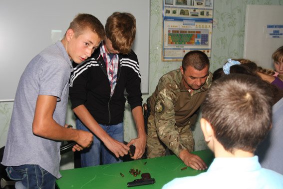 Бійці батальйону «Полтава» провели уроки для дітей в зоні АТО (фото) - фото 1 Бійці батальйону «Полтава» провели уроки для дітей в зоні АТО (фото) - фото 1