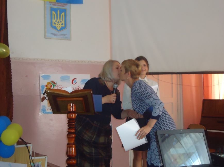 В Димитрове преподавателей поздравили с профессиональным праздником (фото) - фото 5 В Димитрове преподавателей поздравили с профессиональным праздником (фото) - фото 5
