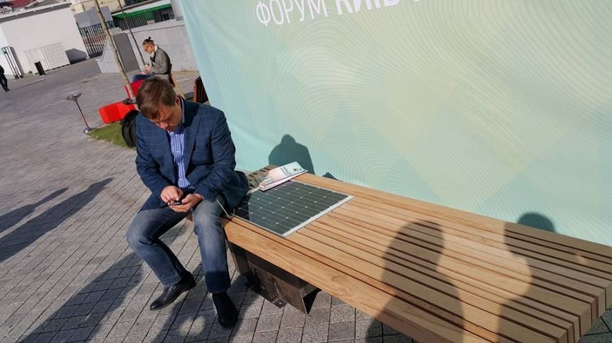 Первую “умную” лавочку с подзарядкой установят на обновленном Велотреке (ФОТО) (фото) - фото 2 Первую “умную” лавочку с подзарядкой установят на обновленном Велотреке (ФОТО) (фото) - фото 2