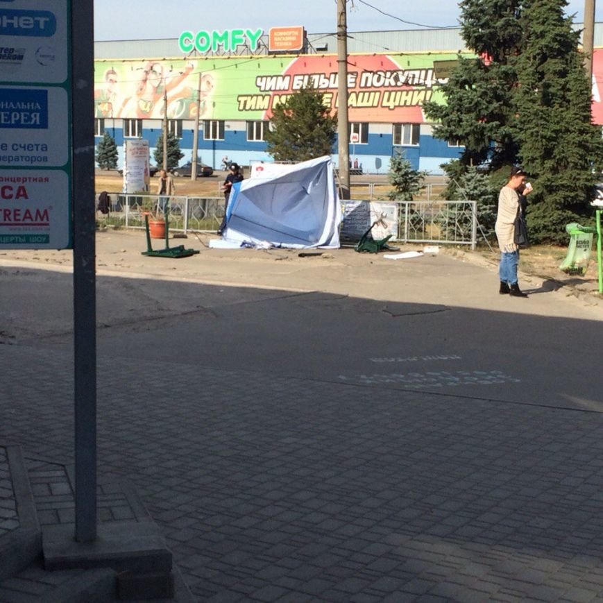 В Харькове неизвестные в балаклавах избили агитаторов партии «Вiдродження» (ФОТО) (фото) - фото 1 В Харькове неизвестные в балаклавах избили агитаторов партии «Вiдродження» (ФОТО) (фото) - фото 1