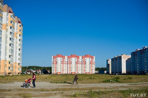 «Хотят строить кафе — а нужны поликлиника, садик и школа»: беды нового панельного района Гомеля Читать полностью: http://news.tut.by/society/465727.html (фото) - фото 1 «Хотят строить кафе — а нужны поликлиника, садик и школа»: беды нового панельного района Гомеля Читать полностью: http://news.tut.by/society/465727.html (фото) - фото 1