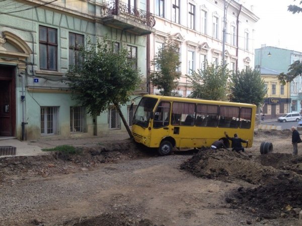 У Чернівцях маршрутка протаранила бус і врізалась у дерево (фото) - фото 1 У Чернівцях маршрутка протаранила бус і врізалась у дерево (фото) - фото 1