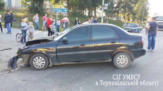 На Тернопільщині зіткнулися вантажний автомобіль і легківка. Є потерпілі (ФОТО) (фото) - фото 1 На Тернопільщині зіткнулися вантажний автомобіль і легківка. Є потерпілі (ФОТО) (фото) - фото 1