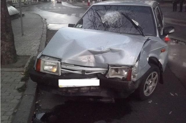 В Харькове пьяный водитель врезался в машину охраны: есть пострадавшие (ФОТО) (фото) - фото 1 В Харькове пьяный водитель врезался в машину охраны: есть пострадавшие (ФОТО) (фото) - фото 1