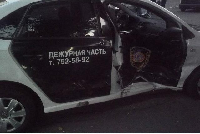 В Харькове пьяный водитель врезался в машину охраны: есть пострадавшие (ФОТО) (фото) - фото 1 В Харькове пьяный водитель врезался в машину охраны: есть пострадавшие (ФОТО) (фото) - фото 1