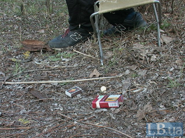 В Киеве возле озера нашли повешенного мужчину (ФОТО) (фото) - фото 1 В Киеве возле озера нашли повешенного мужчину (ФОТО) (фото) - фото 1