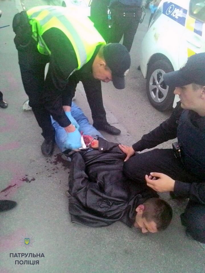 В Киеве полицейские задержали мужчину, который ранил ножом двоих человек (ФОТО) (фото) - фото 1 В Киеве полицейские задержали мужчину, который ранил ножом двоих человек (ФОТО) (фото) - фото 1