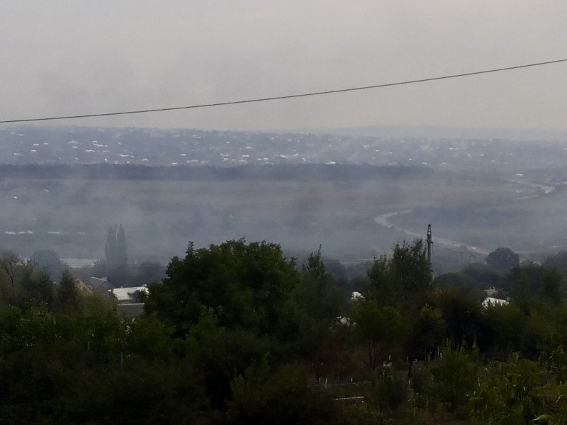 Мешканці Гравітону у Чернівцях задихаються від в’їдливого диму (фото) - фото 1 Мешканці Гравітону у Чернівцях задихаються від в’їдливого диму (фото) - фото 1