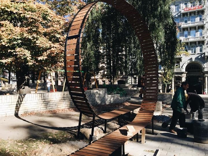 В парке Шевченко установили новую экстремальную лавочку в виде «американской горки» (ФОТОФАКТ) (фото) - фото 1 В парке Шевченко установили новую экстремальную лавочку в виде «американской горки» (ФОТОФАКТ) (фото) - фото 1